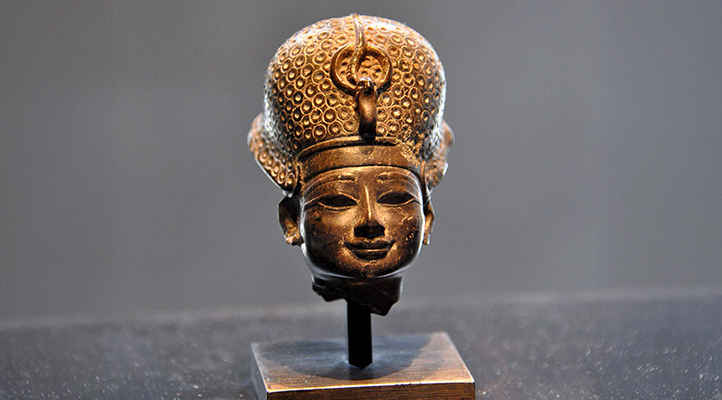 Голова Тутмоса IV в синей короне, XVIII династия.