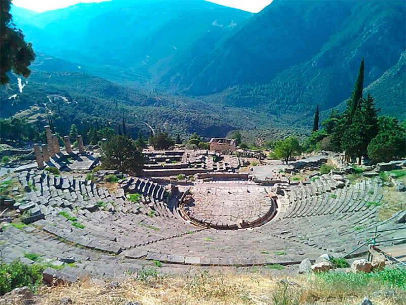 Фотография античного театра в Дельфах